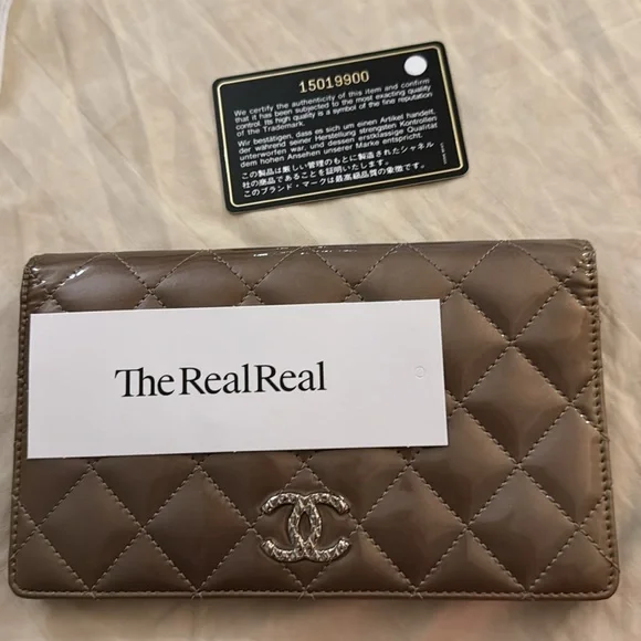 ❌SOLD❌Very Good Used Auth Chanel Patent Leather Wallet - Neutral/ Gray Color - Picture 10 of 15